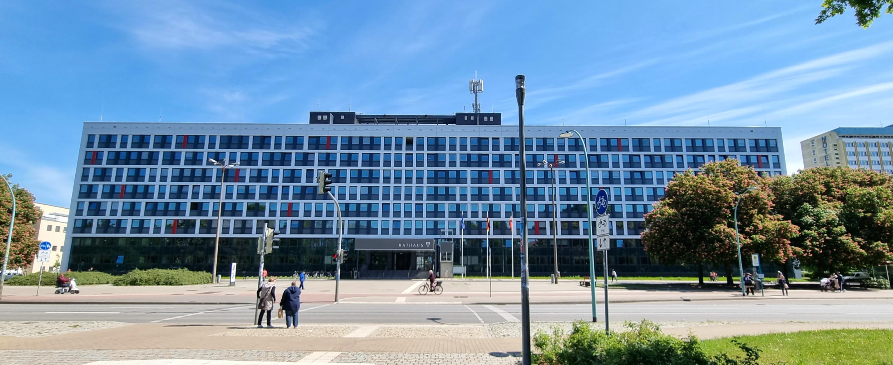 Neubrandenburg: Beton und Vision – Stadtrundfahrt zur Ostmoderne